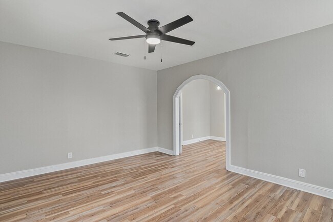 Building Photo - Highland Fully Remodeled 2 Bedroom Home