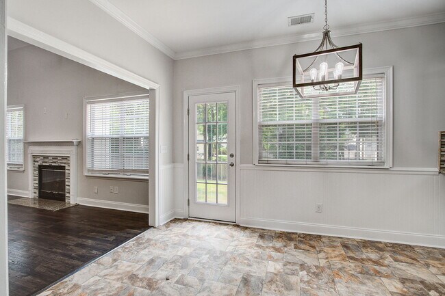 Building Photo - 207 N Pembroke Dr