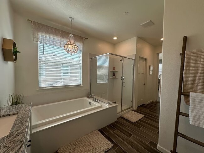 Building Photo - 4 bedroom Campus Oaks Home located on a Co...