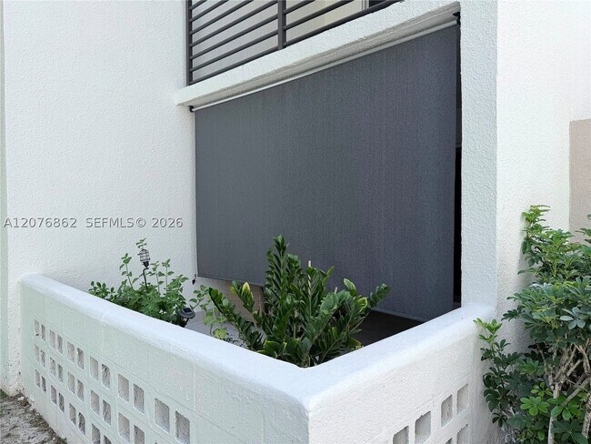 Building Photo - 9731 Fontainebleau Blvd
