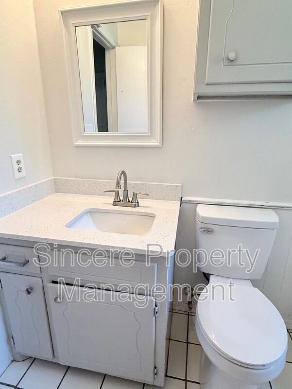 Building Photo - 813 S Meadow Ln