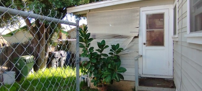 Building Photo - 216 S Almansor St