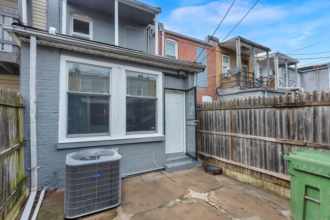 Building Photo - Beautifully Renovated 4 Bedroom 2.5 Bathroom Rental in McElderry Park VOUCHER Holders Wanted