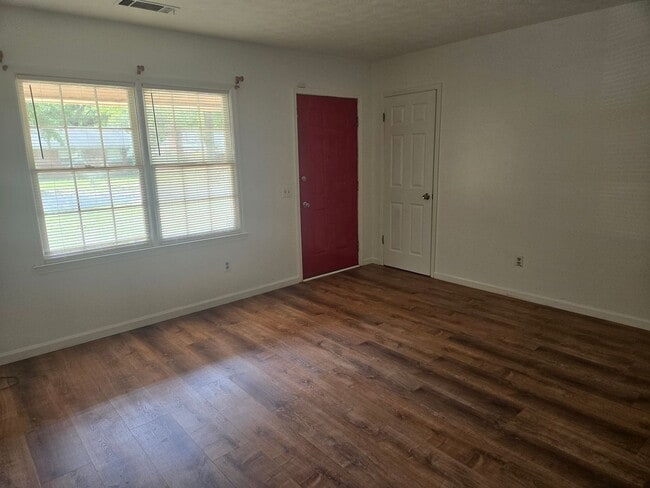 Building Photo - FOR RENT in North Columbus! Available Now!