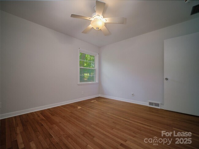 Building Photo - 1123 Lynbrook Dr