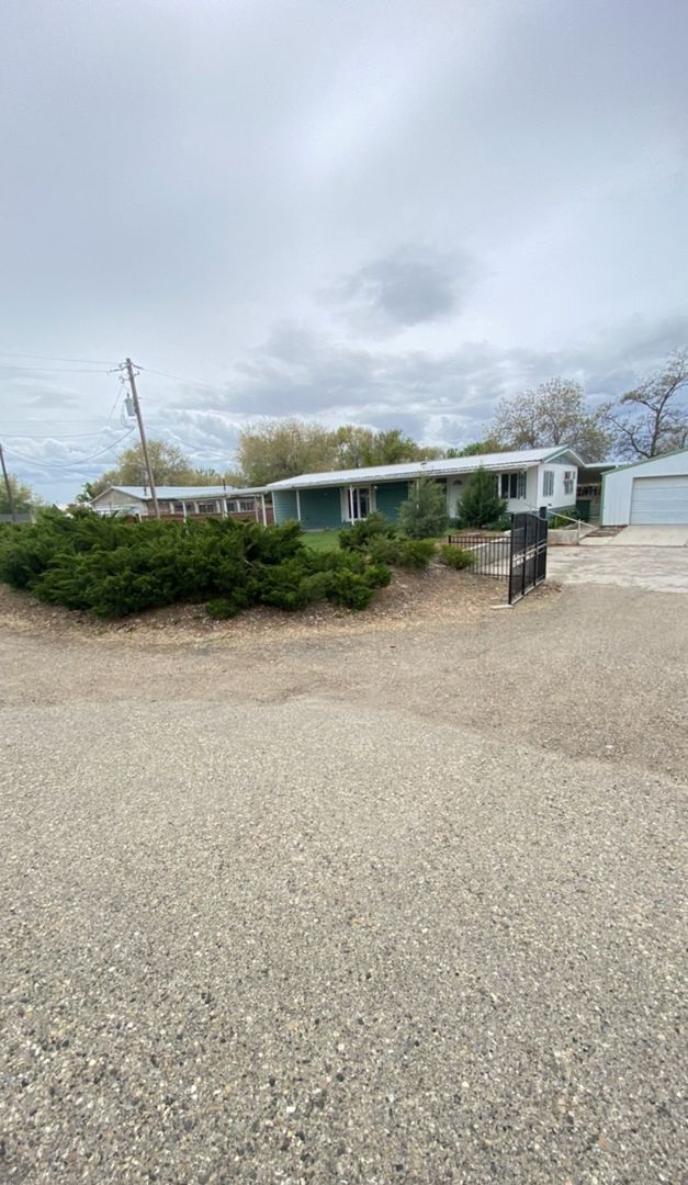 Building Photo - Great Little Home Out Of Town With Lots To...