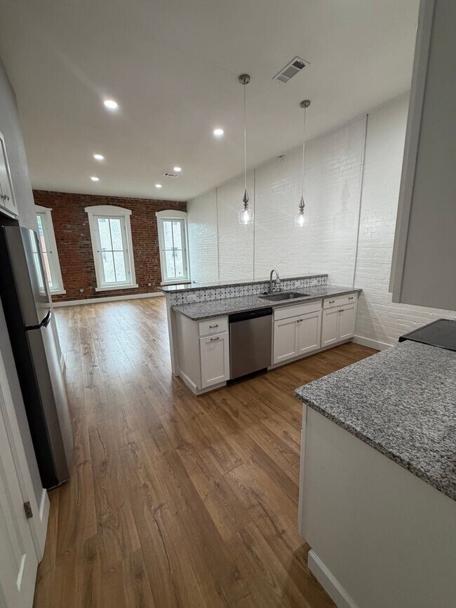 Building Photo - 616 Main St