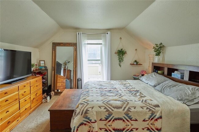 Building Photo - 213 Clyde St