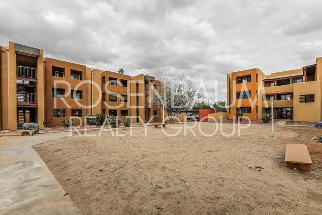 Building Photo - 1810 E Blacklidge Dr