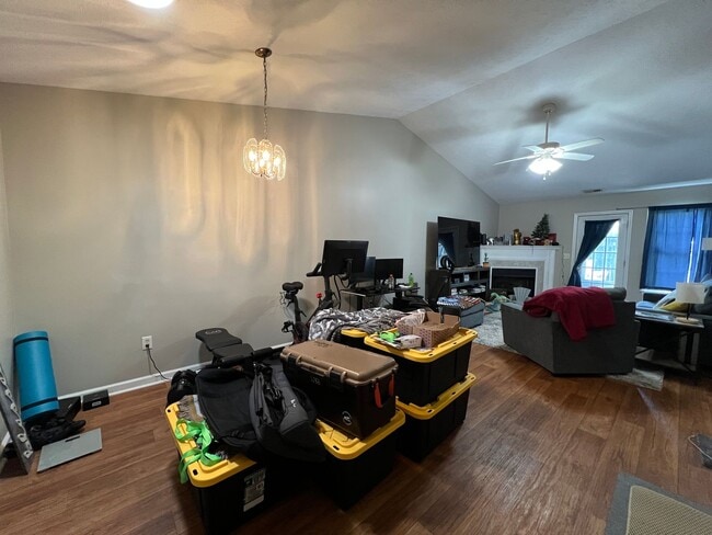 Building Photo - Charming townhome close to Cherry Point!