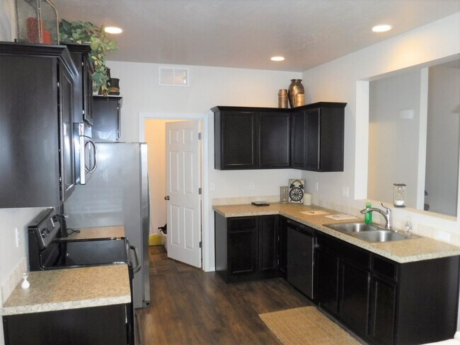 Building Photo - 4 bed 2.5 bath home just off Pine Ave and N Black Cat Rd.