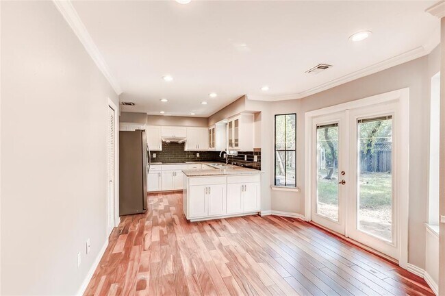 Building Photo - 10905 Wintergreen Hill