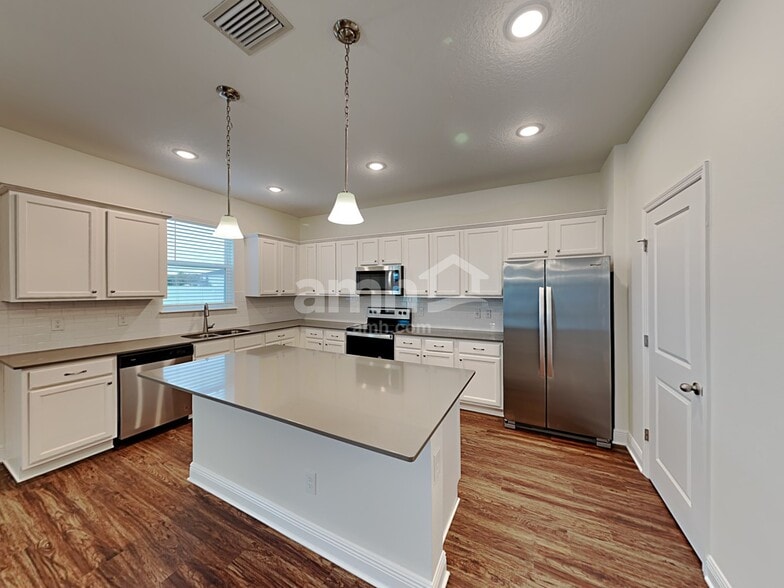 Building Photo - 1148 Sky Lks Dr