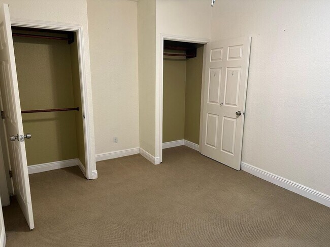 Building Photo - Creekridge - Hyde Park - 45 / Duval - Excl...
