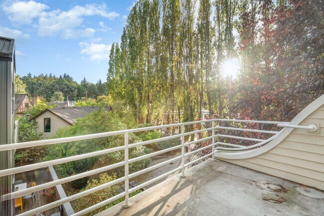 Building Photo - 3Bd/3Ba Seattle House