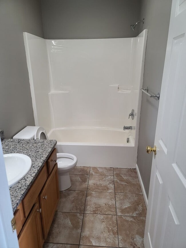 Building Photo - 3 Bedroom 2 1/2 bath townhouse in Waynesbo...