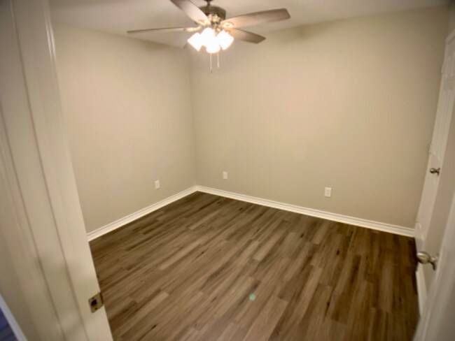 Building Photo - 628 Marion Dr N