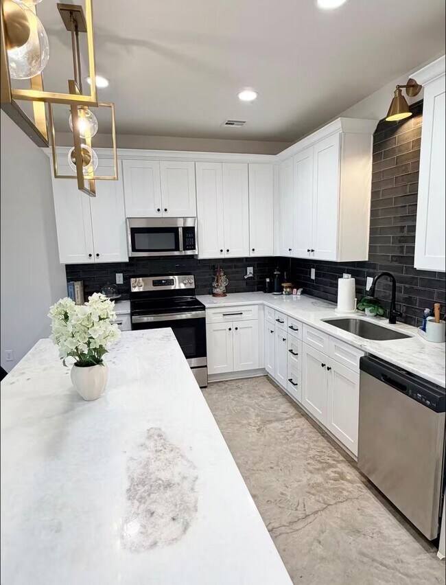 Building Photo - FOR RENT in LAFAYETTE!