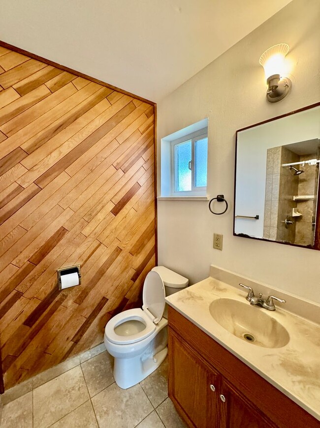 Building Photo - Move in Ready -  3 Bedroom, 2 Bath home with Easy Commute Access