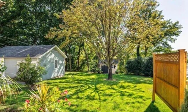 Building Photo - 444 St Davids Ave