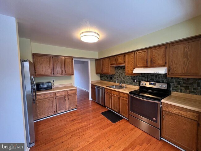 Building Photo - 8297 Londonderry Ct