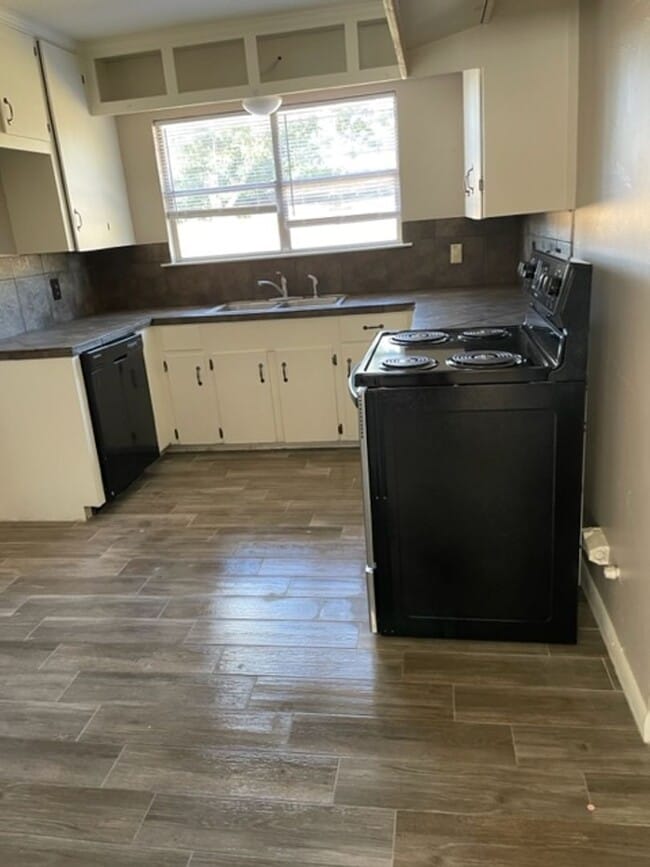 Building Photo - April Move In