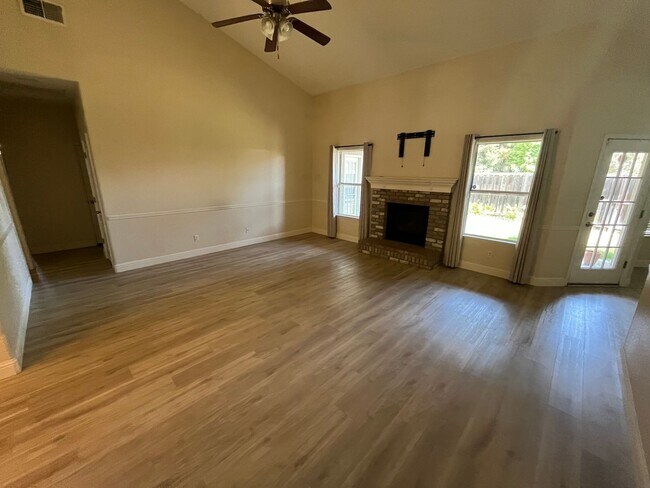 Building Photo - Beautiful Home for rent in Visalia, Ca