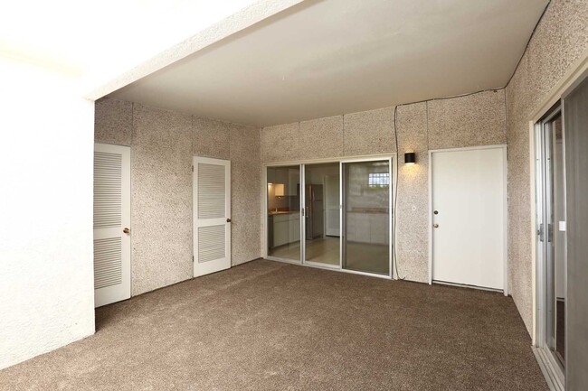 Building Photo - Wonderful, 2nd floor Condo Centrally Locat...