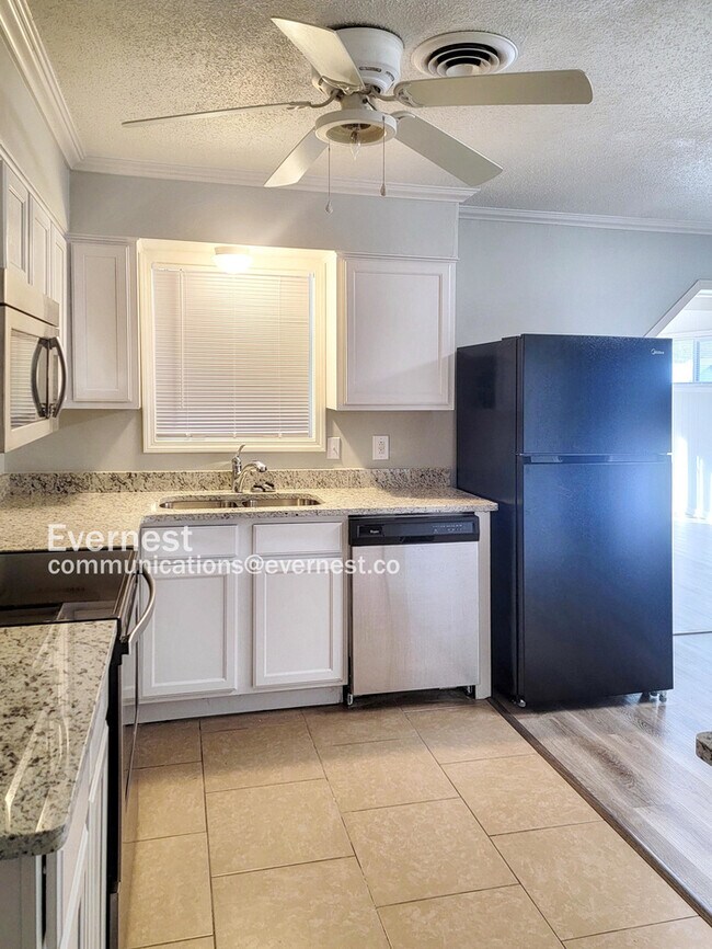 Building Photo - 8549 Southaven Cir W
