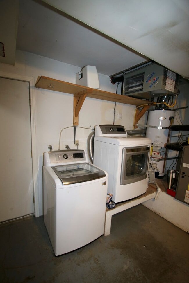 Building Photo - 3 Bedroom Home in Eagle River w/ Fenced Backyard!