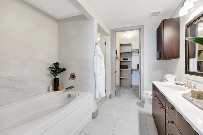 Building Photo - Galleria Luxury: Up to 4 Weeks Free + $500 Off!