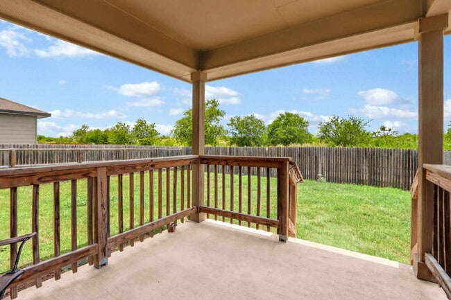 Building Photo - "Spacious 5-Bedroom Sanctuary with 2.5 Bat...