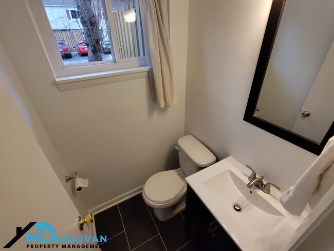 Building Photo - 220 Elizabeth St