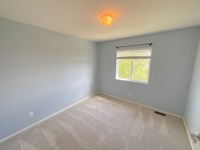 Building Photo - 3 Bedroom Home Available Near Barnes Rd & ...