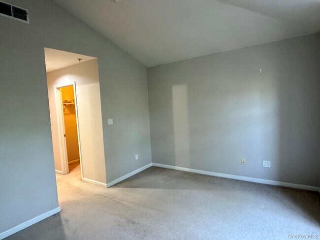 Building Photo - 25 Fairways Dr
