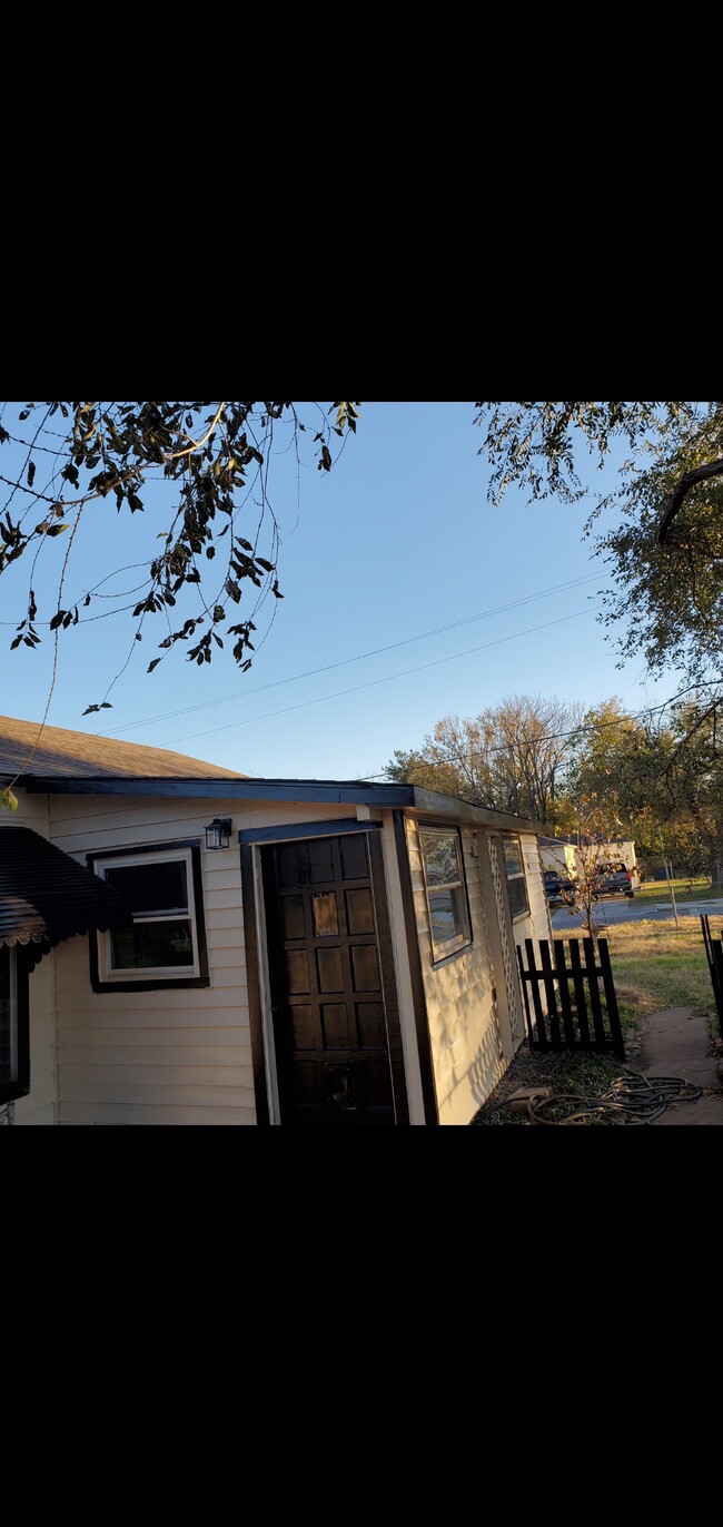 Building Photo - 1403 N Atlanta Pl