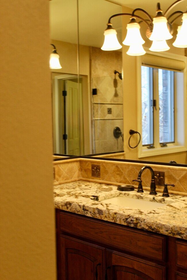 Building Photo - 2 bedroom Golf course Condo