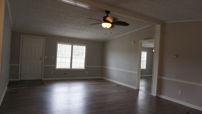 Building Photo - 3 Bedroom Mobile Home in the County