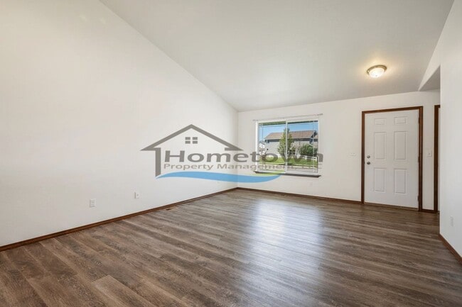 Building Photo - Beautiful Modern Home with 3 Bedrooms and ...