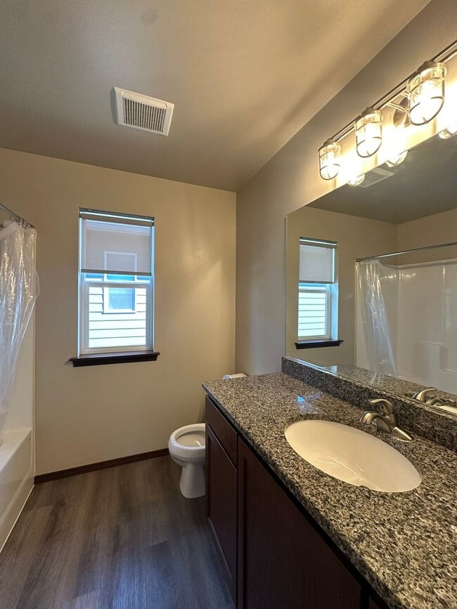 Building Photo - Amazing 3 Bedroom 2.5 Bath Duplex!