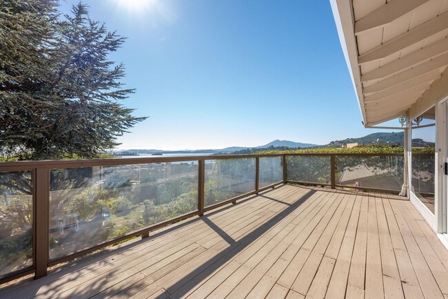 Building Photo - Bay View Home In Peacock Gap