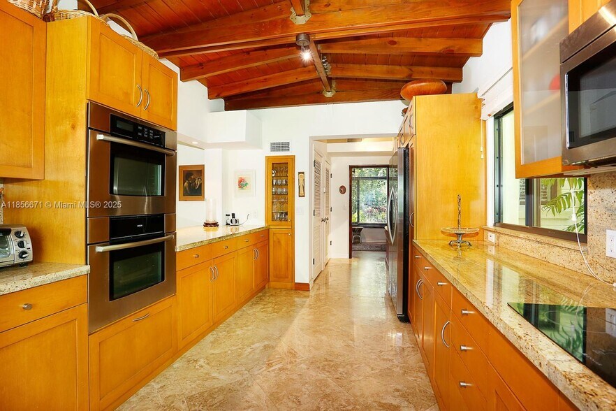 Building Photo - 2035 Tigertail Ave