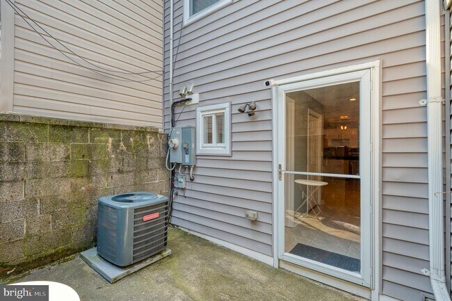 Building Photo - 917 Baylis St