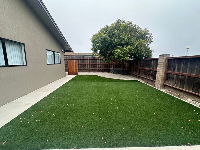 Building Photo - 547 De Leon Dr