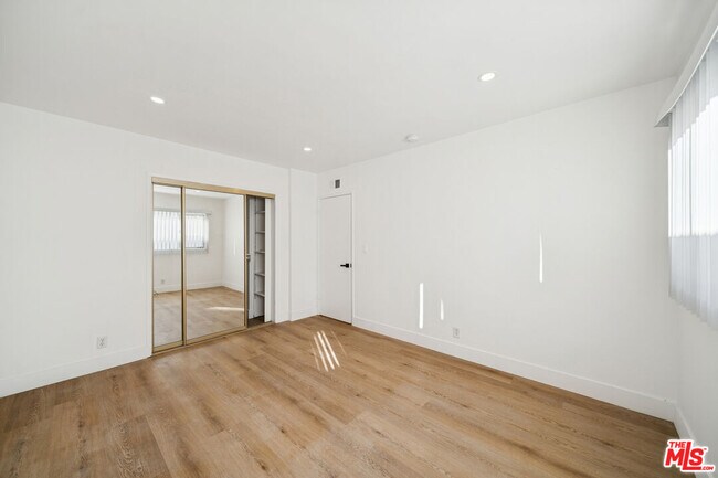 Building Photo - 919 S Sherbourne Dr