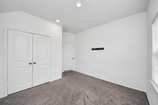 Building Photo - 24063 Hawthorn Lks Dr