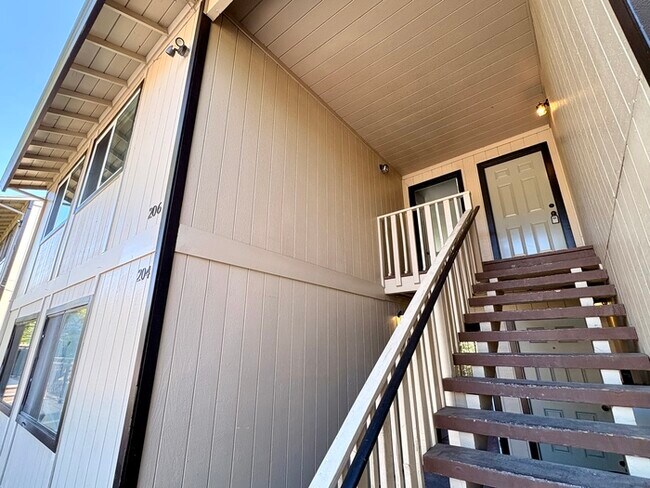 Building Photo - Beautifully updated Auburn apartment!