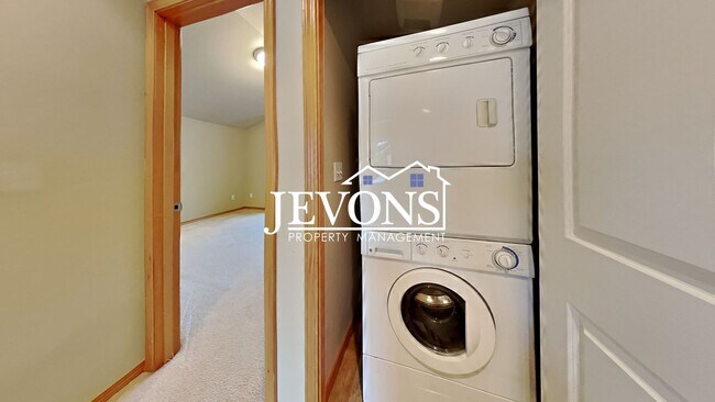 Building Photo - Charming two-story condo with two master s...