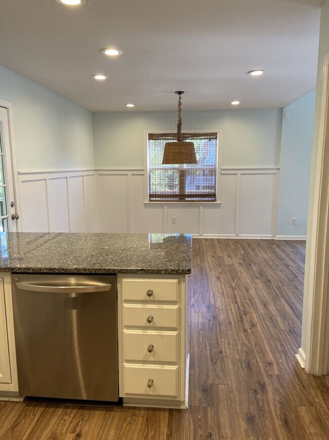 Building Photo - Beautiful home in Emerald Isle.