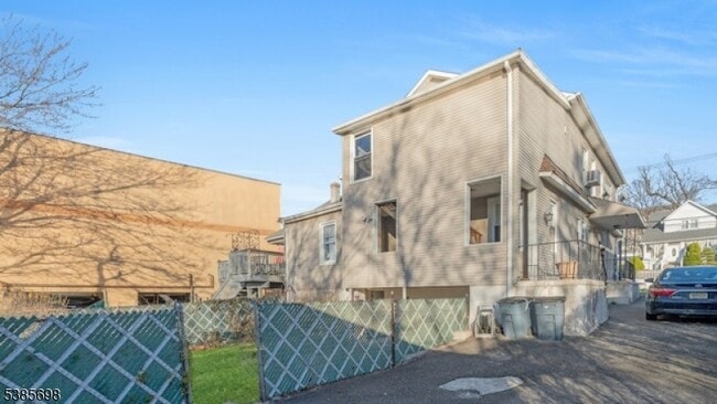 Building Photo - 512 McBride Ave